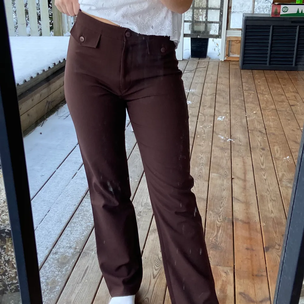 Superfina bruna kostymbyxor med fina detaljer🤎 Står ingen storlek i men jag på bilderna har S i vanliga fall:)  170kr+frakt eller högstbjudande :). Jeans & Byxor.