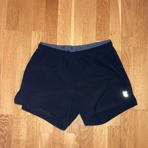 Soc träningsshorts  - Träningsshorts från Soc, köpta från Stadium i strl 38.                                                         Vid frågor är det bara att skriva!🥰 Nytvättade!