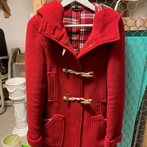 Röd duffelkappa - Duffel i fint skick med rutig insida. Storlek 38/M men passar även för de med storlek 36/S.