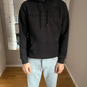 Svart peak performance hoodie - Svart peak performance hoodie med svart tryck i fint begagnat skick, inga defekter, nypris: 1100kr, Stl M dam men passar även XS herr