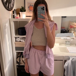 Mys sett - Mysigt sett i lila färg 🎨 väldigt skönt material. Strl: L men litet i storleken så skulle säga att det är mer som en M. Nyskick🕺🏽