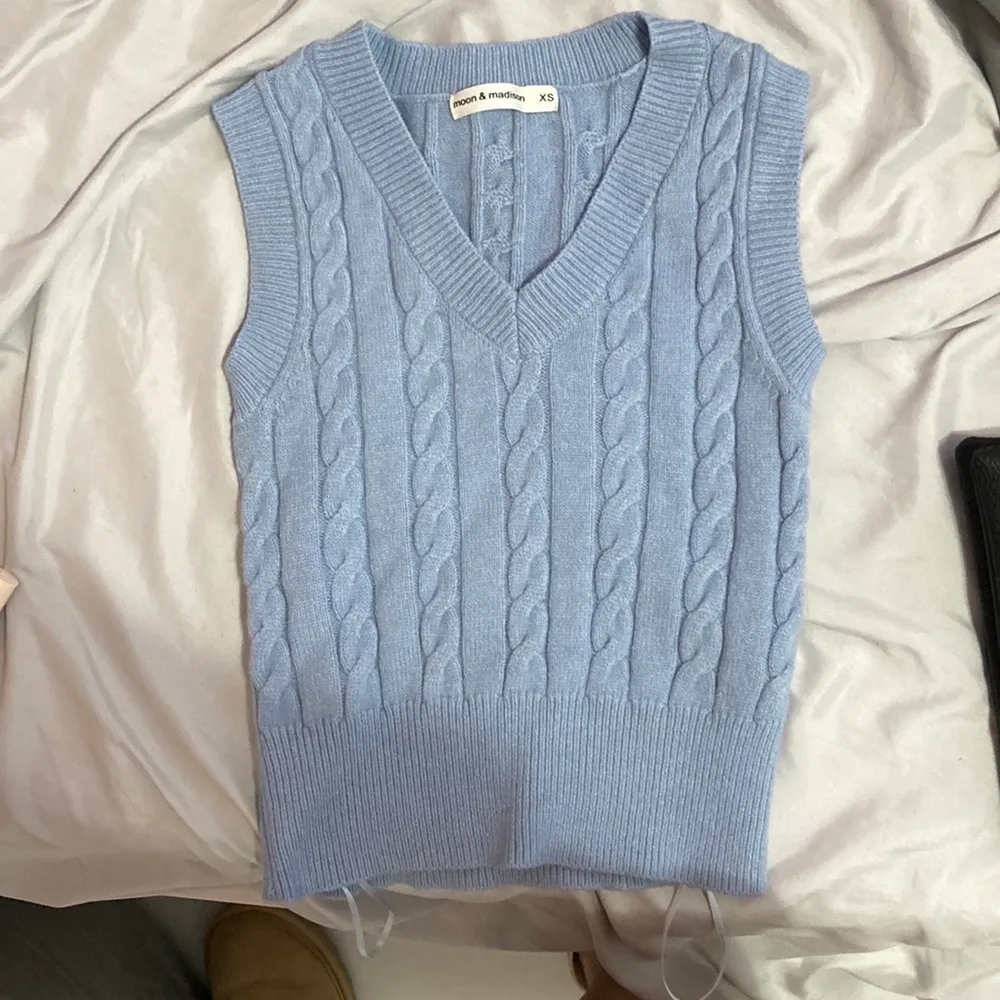 Hello shoppers I’m selling this sweater vest it’s new never been worn it just doesn’t have the tags but if you would like to make a reasonable offer please do so 🤝😊. Skjortor.