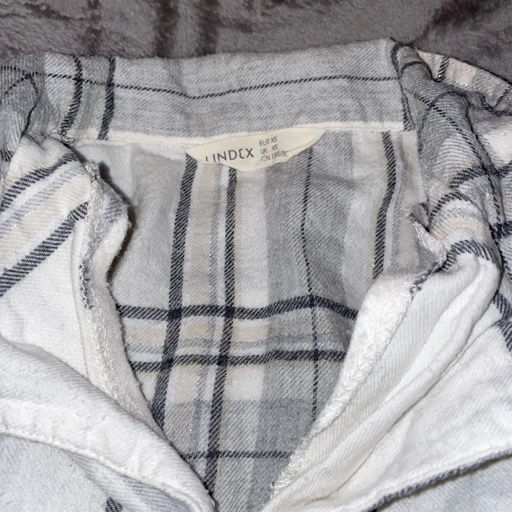 Jättefin vit rutig pyjamas från Lindex. Både byxorna & tröjan är i xs. Bra skick & nytvättade. Köpare står för frakt 💕. Övrigt.