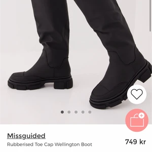 Höga boots - Säljer mina höga boots från missguided då jag inte känner att de är min stil, jättesnygga skor  o använda 1 gång! Storlek 36 och säljer de för 400+ frakt, nypris 750❤️‍🔥❤️‍🔥