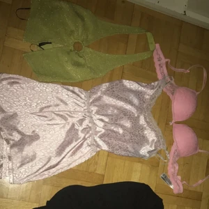 Bh två tröjor och ett nattlinne  - Allt är i bra skick ingen användning till bh köpte bara för gillade färgen men den är för stor. Gröna tröjan köpte jag för ngn vc sen aldrig använt. Den svarta andvänt ngr gånger med den är i bra skick. Nattlinnet använt 3-4 gånger annars aldrig använt den 