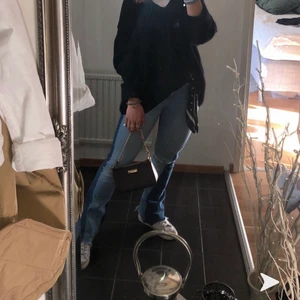 Mango Jeans - Super snygga bootcut jeans med två olika blåa färger med hål i knäna. Korta i midjan. Super bra skick. Storlek 34. 