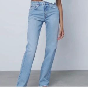 Zara midrise jeans - zara midrise/midwaist jeans!! 💕 Storlek 38 men passar mig som vanligtvis har 36. Avklippta så man kan klippa dem till sin egen längd, men de är långa. Helt nya, alla lappar kvar, slutsålda på hemsidan, nypris 399