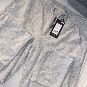 Fila mjukisbyxor  - Helt nya fila mjukisbyxor, inte använda då de är lite små i låren. Storlek S och prislapp sitter kvar! Pris kan diskuteras vid snabb affär 