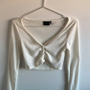 Vit croppad långärmad - Helt vanlig basic långärmad från Urban Outfitters! Croppad modell och väldigt flattering med knapp-detaljen 🥰 Så skönt material dessutom!