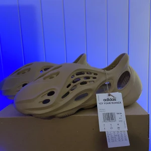 Yeezy foamrunner US9 - Oanvända yeezy foamrunners i storlek 43 (US 9) kom med bud eller trades allt är av intresse😁🤑