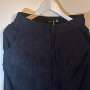 Snygga kostymbyxor i manchestertyg - Helt nya. Strl 38 som känns som en S istället för M. Därför små för mig.