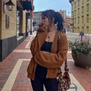 Kofta - Superfin kofta i ett härligt tjockt material som värmer. Endast använd fåtal gånger 