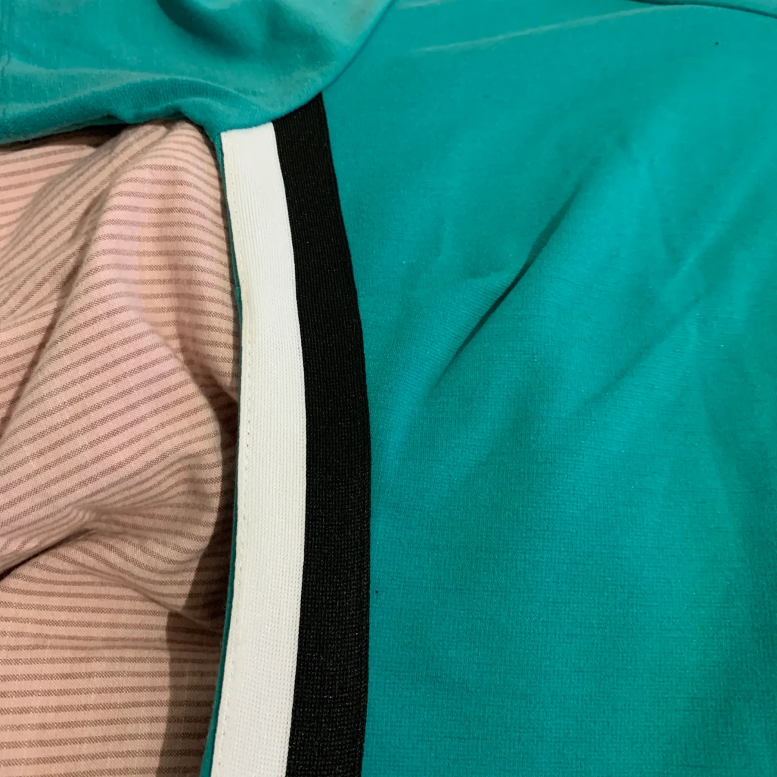 Tajt grön klänning  - 90