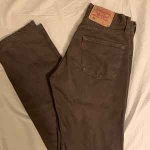levis - Eftertraktade bruna vintage levis 501. Sjukt snygga och svåra att få tag i! Passar mig som är 178 cm, fint skick!! Märkta w29 men levis vintage jeans är små i storleken så hade passat någon med ca w26, lite stora för mig som har w24. 500 kr eller bud