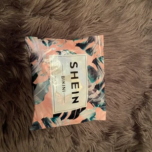 bikini - Blå bikini med fjärilar på från shein. Super bra skick, aldrig använt. Skulle köpa 1 sånhär bikini men det kom 2 st så jag säljer ena. Inlägg i topp delen och finns sånhär trosskydd elr nåt inuti så ifall du inte vill ha dom så kan du sälja vidare.