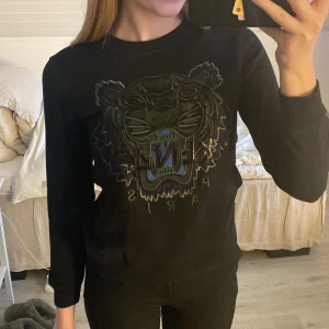 Kenzo tröja  - Säljer denna skit snygga kenzo tröja (äkta). Knappt använd är som i ny skick. Nypris 2000kr. Storlek är i M, skulle säga att den är ganska liten i storleken på passar även S,XS.😍😍