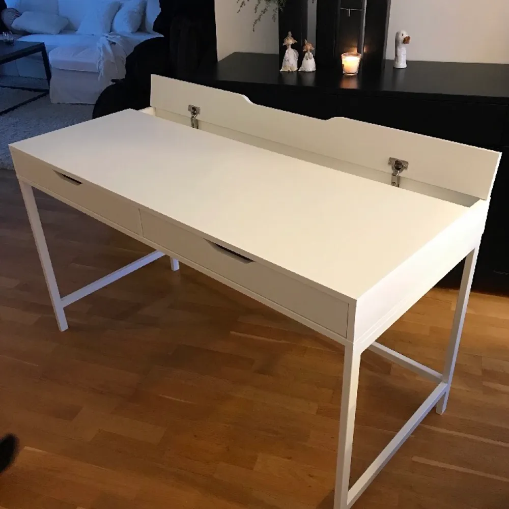 Säljer mitt Ikea Alex skrivbord/sminkbord. Inte andvänd så mycket utan mest stått för prydnad därför i bra skick men några små ”skador”. Om du vill ha bilder eller har några frågor skriv privat. Om fler är intresserade blir det bud💕. . Övrigt.