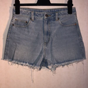 Jeansshorts  - Skitsnygga jeansshorts från Monki! Tyvärr för små för mig. Storlek 28 i midjan. Köparen står för frakten💗