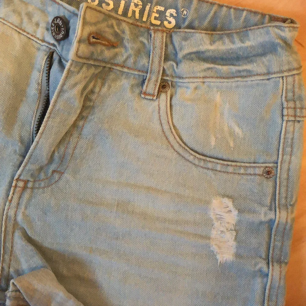 Säljer mina jeansshorts som blivit för små. De är i storlek 170 men skulle säga att de sitter som xs/s. Skriv för fler bilder!🥰. Shorts.