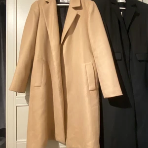 Brun kappa Zara  - Storlek XS och normal i storleken. Köpte för 1000kr och säljer för 400kr eftersom den enbart är använd en gång. 