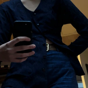 Marinblå skjorta - Marinblå elegant kofta i ett vackert mönster. 100%viskos. Från vintage indiska 