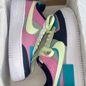 Nike air force shadow - Superfina Nike skor i bra skick! Använda en del men i fint skick. Endast skosnören kan behöva bytas då de är lite smutsiga och de är lite sönder i bak men inget man tänker på. Svåra att få tag i! Skriv för frågor, frakt tillkommer❣️. Skriv endast vid seriösa frågor eller om du faktiskt är intresserad av att köpa 🥰🤩