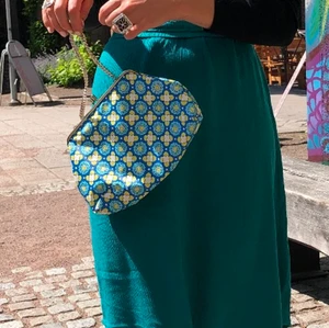 Retro mönstrad väska  - Så fin retroväska med finaste mönstret. Så himla söt❤️kommer inte till användning tyvärr