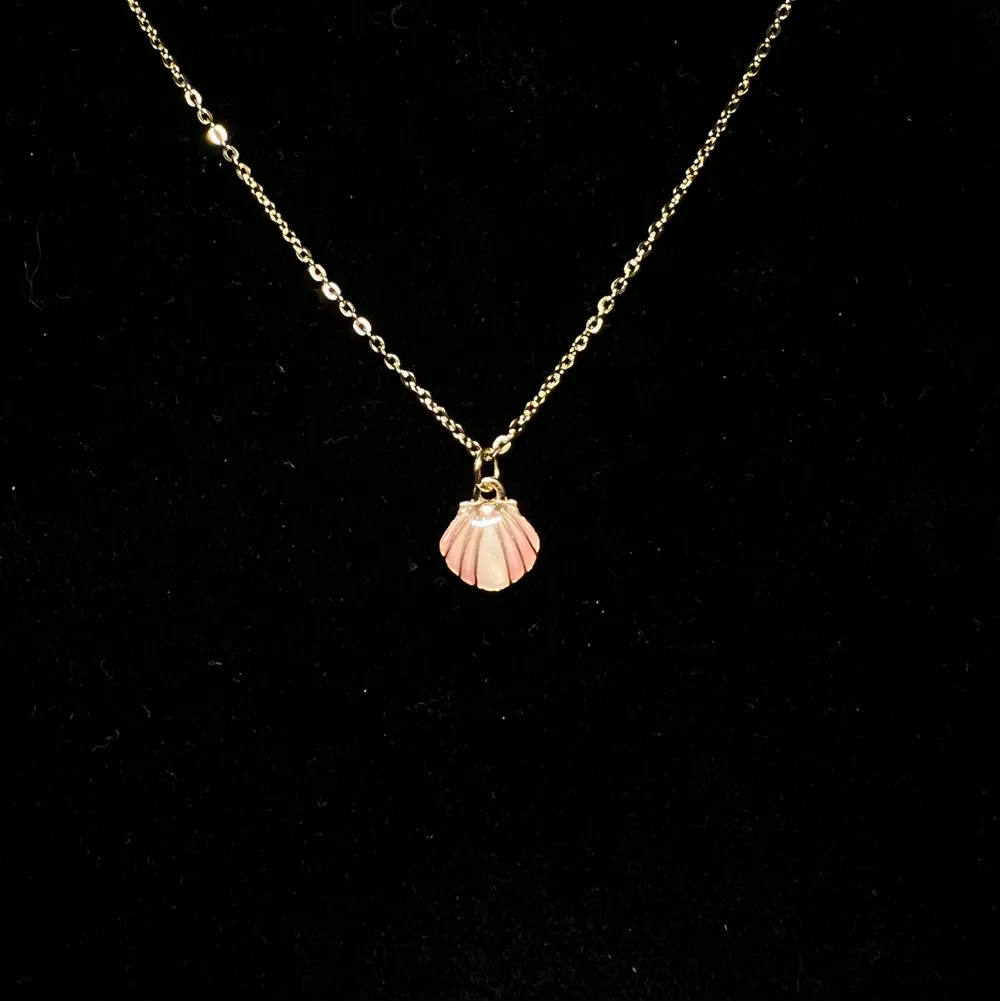 Halsband i rostfritt stål med emaljerad berlock, rosa snäcka💞 Fri frakt✨. Accessoarer.