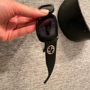 Säljer dessa trendiga solglasögon från Gucci. Äkta men har ingen äkthetsbevis därav priset. Säljer för att dom inte kommer till användning ❤️ pris kan diskuteras.. nypris 5999 kr