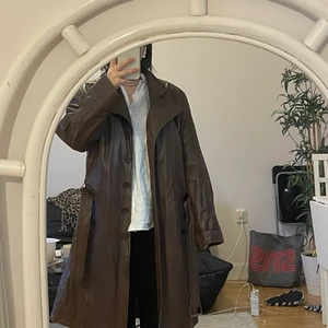 Brun Läderjacka  - Läderjacka med bra kvalité, köpt från en tjej från plick för ca 400kr. Superfin men har tyvärr inte kommit till användning. Står strl 52, skulle dock säga den sitter som S-M beroende på hur oversized en vill ha det💕