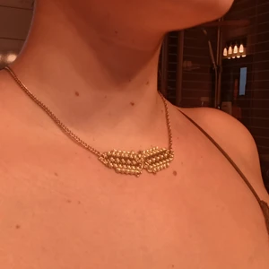 guldfärgat halsband - guldfärgat halsband mottaget på en födelsedag men inte använt.  I perfekt skick, bara upppackad.