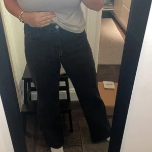 Dagmar jeans ALBA storlek 40 - Dagmar jeans storlek 40 i svart /grått 