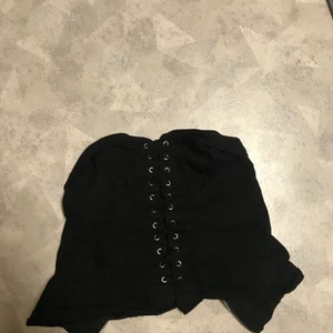 Topp - Svart topp från H&M. Dragkedja i ryggen. Strl: 38