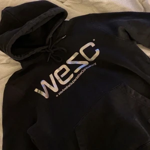 Svart wezc hoodie - säljer denna snygga svarta wezc hoodie med silver tryck i storlek S, den är använd några gånger men inget som syns mycket på den!🥰