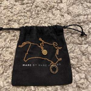 Jag säljer mitt superfina halsband från Marc Jacobs som användts fåtal gånger. Kvitto saknas men dust bag kommer med. Köpte det för 1 200kr men priset kan diskuteras!😊