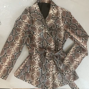 Ormskinn kappa / kavaj i pu strl S - Jättefin passform och perfekt som vår/sommarjacka eller som kavaj. Slutar ovanför rumpan. Jag är 163, 50kg. Kan skickas eller hämtas vid Liljeholmen 