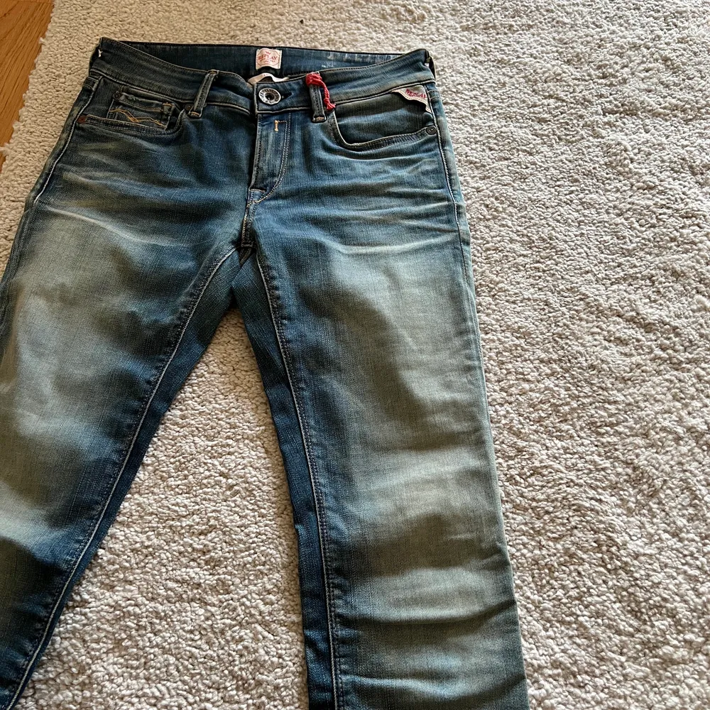 Nya replay jeans i as cool tvätt. Supersköna!! Storlek 25/30, så skulle säga XS/34. Midrise & straight leg. Jeans & Byxor.