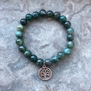 Stenpärlarmband - mot ångest - Mörkgrönt stenpärlarmband som stödjer ungas kamp mot ångest. 10% av vinsten går till den ideella organisationen Aldrig Ensam som aktivt arbetar för att motverka tabun kring psykisk ohälsa i samhället. 