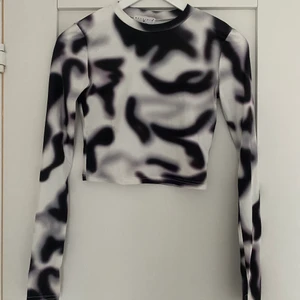 Långärmad tröja med tummhål - Långärmad tröja med mönster och tummhål