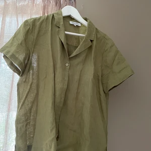 Grön linneskjorta  - Trendig linneskjorta i limegrön färg.💚💚💚