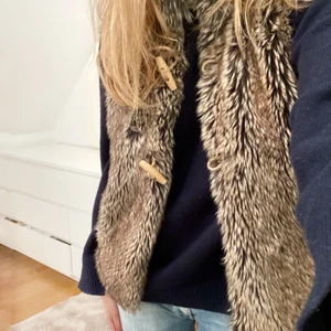 Väst - Så mysig väst från zara, mycket bra skick, sitter som en S, köparen står får frakt💕💕