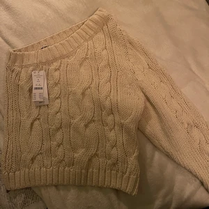 One shoulder stickad - Helt oanvänd one shoulder tröja från Gina tricot, prislapp kvar. Storlek L & säljs för 200+frakt