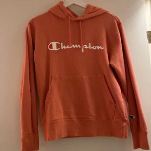 Champion hoodie strl S  - Bra material, färgen är smutsrosa, fint skick, svårt att hitta denna hoodie i den här färgen och den här priset! köparen står för frakten 