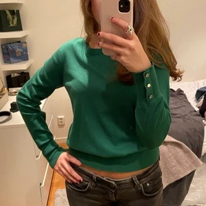 Stickad tröja - Säljer denna så fina tröjan som inte kommer till användning längre. Den är använd men i bra skick. DM vid intresse!💕💕 (köpare står för frakt)