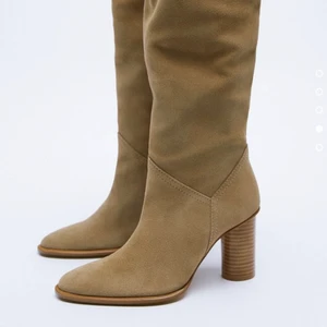 Mockastövlar från zara - Skitsnygga mocka stövlar från zara, använda 1 gång🥰 nypris 1200