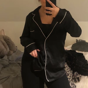 Pyjamas skjorta stl s - Super fin silkes pyjamas skjorta💗 knappt använd och är precis som ny. Säljer för 160kr (frakten ingår i priset)💗