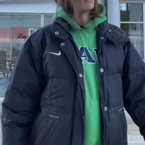 Vintage nike jacka  - En fet Nike vintage jacka i väldigt bra skick! Size m, köp direkt 1000 kr 