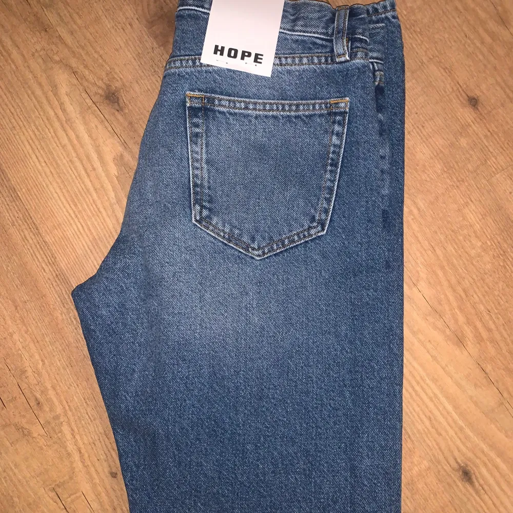 Säljer mina helt nya hope jeans, aldrig använda! Dswt, nypris 1400 och slutsålda överallt typ så säljer för 1300! Först till kvarn. Storlek 27, Passar mig o är 182 och smal!. Jeans & Byxor.