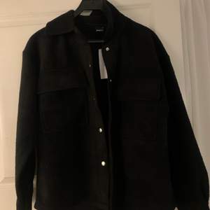 Säljer denna svarta jacka från Gina Tricot. Perfekt till våren✨✨💙