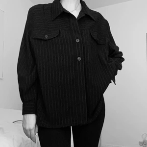 Skjort jacka  - Kritstrecksrandig skjortjacka strl 44. Passar XS-M för oversize look. Jag har vanligtvis S. Fint skick 